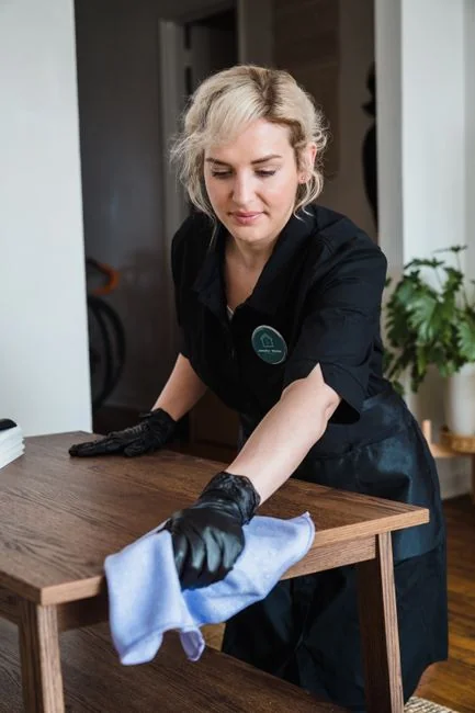 Boîte en carton ouverte contenant des vêtements près d’une fenêtre, illustrant un déménagement ou un changement de logement.